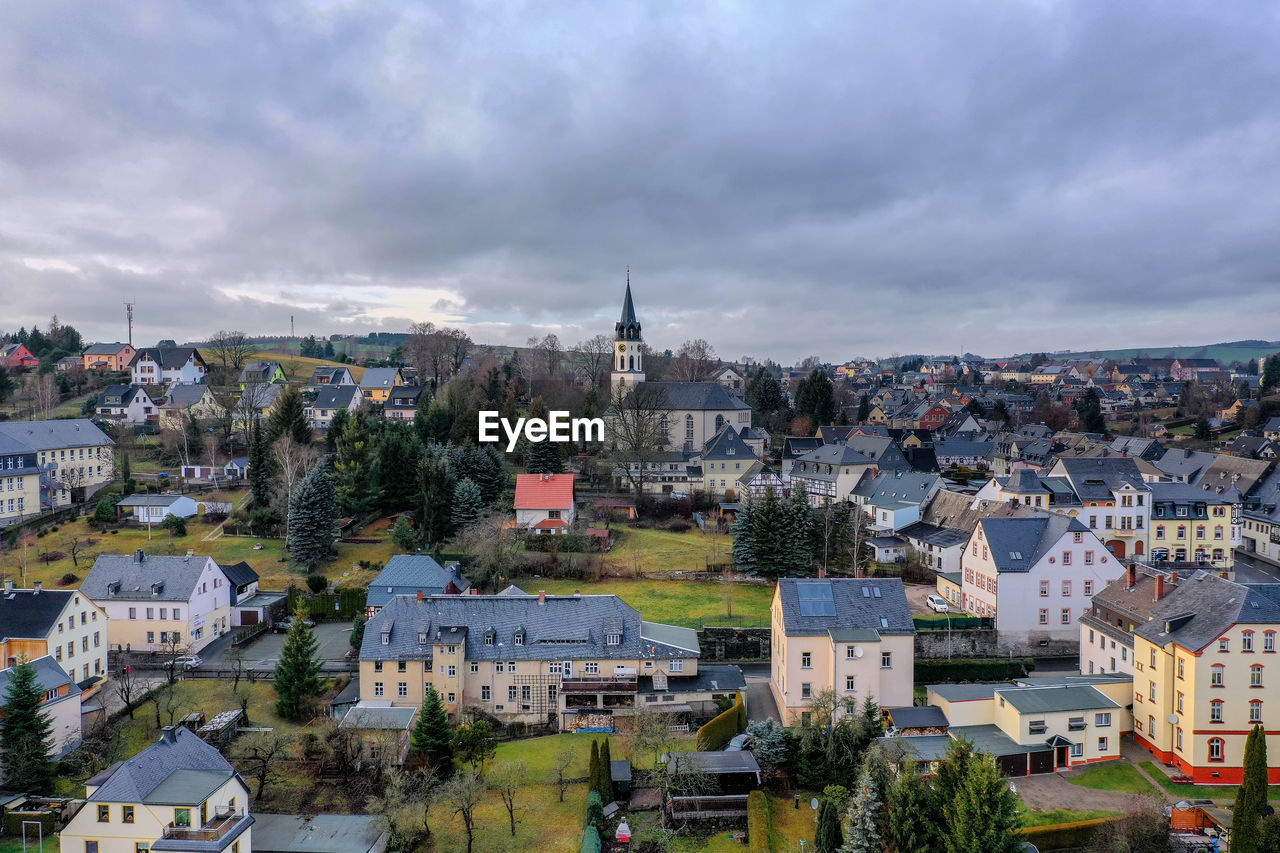 HIGH ANGLE VIEW OF TOWNSCAPE AGAINST SKY IN TOWN