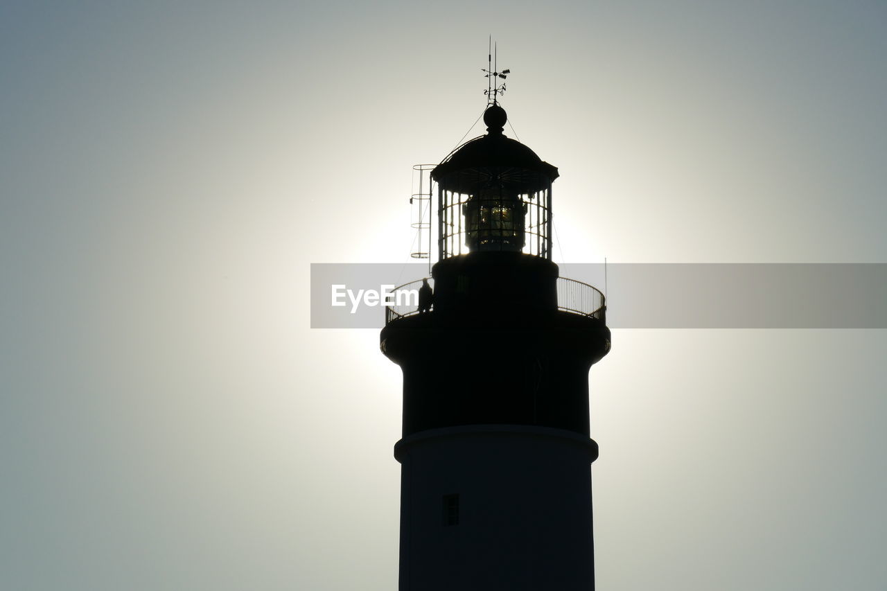 LOW ANGLE VIEW OF SILHOUETTE LIGHTHOUSE AGAINST CLEAR SKY