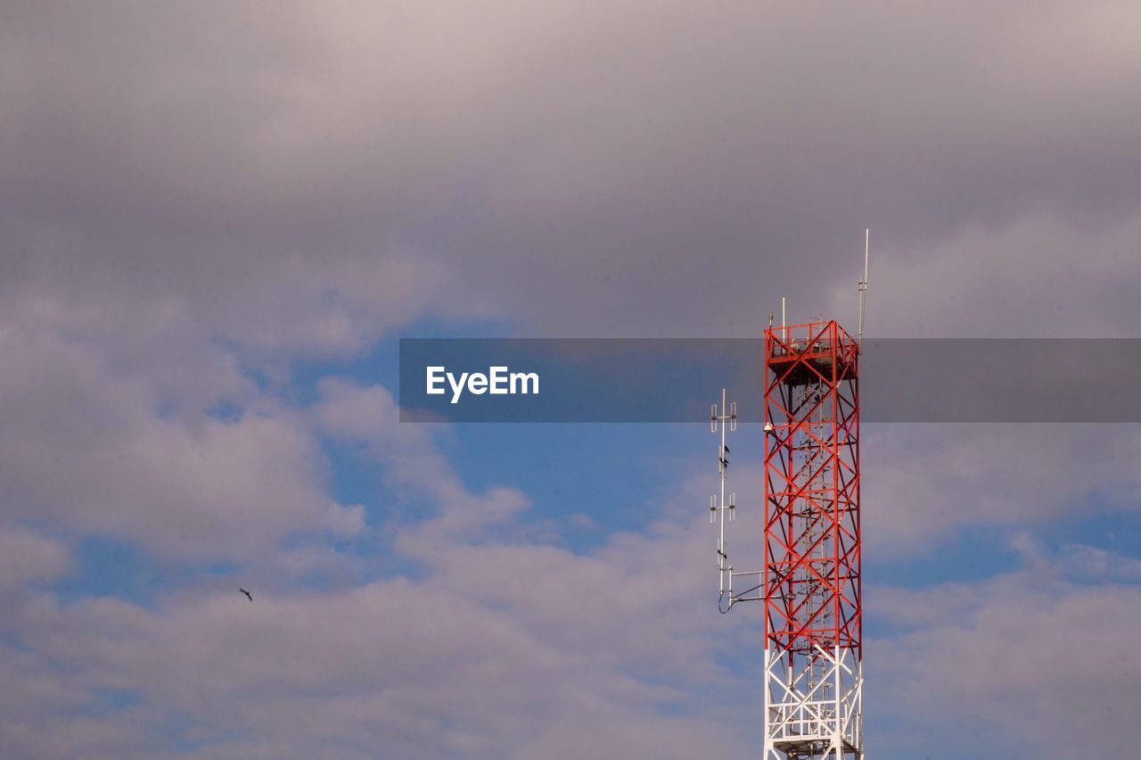 LOW ANGLE VIEW OF CRANE TOWER AGAINST SKY
