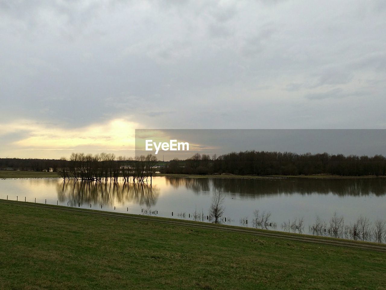 SCENIC VIEW OF LAKE AND TREES AGAINST SKY