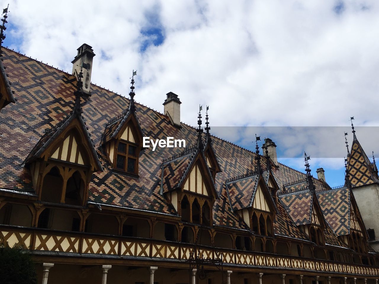 LOW ANGLE VIEW OF BUILDINGS AGAINST SKY