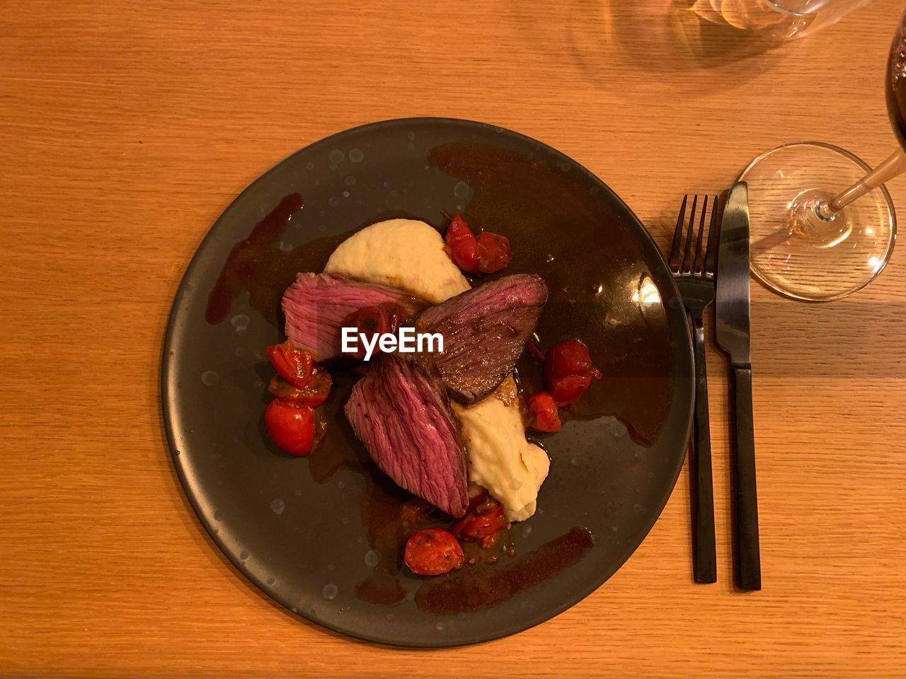 HIGH ANGLE VIEW OF ICE CREAM IN GLASS ON TABLE