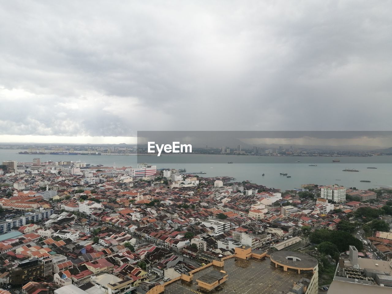 HIGH ANGLE VIEW OF TOWNSCAPE BY CITYSCAPE AGAINST SKY