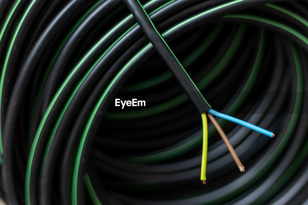 green, line, cable, technology, circle, close-up, spiral, no people, wire, computer cable, electricity, multi colored, indoors, computer network, backgrounds, internet, electrical wiring, studio shot, industry, full frame, pattern, communication