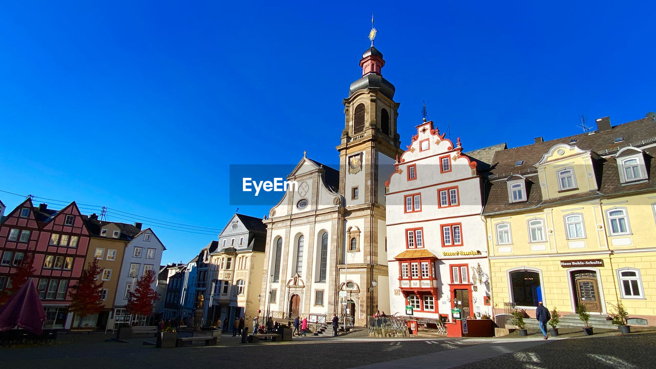 LOW ANGLE VIEW OF BUILDINGS AGAINST SKY