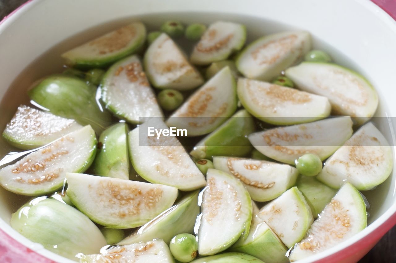 HIGH ANGLE VIEW OF SALAD IN PLATE