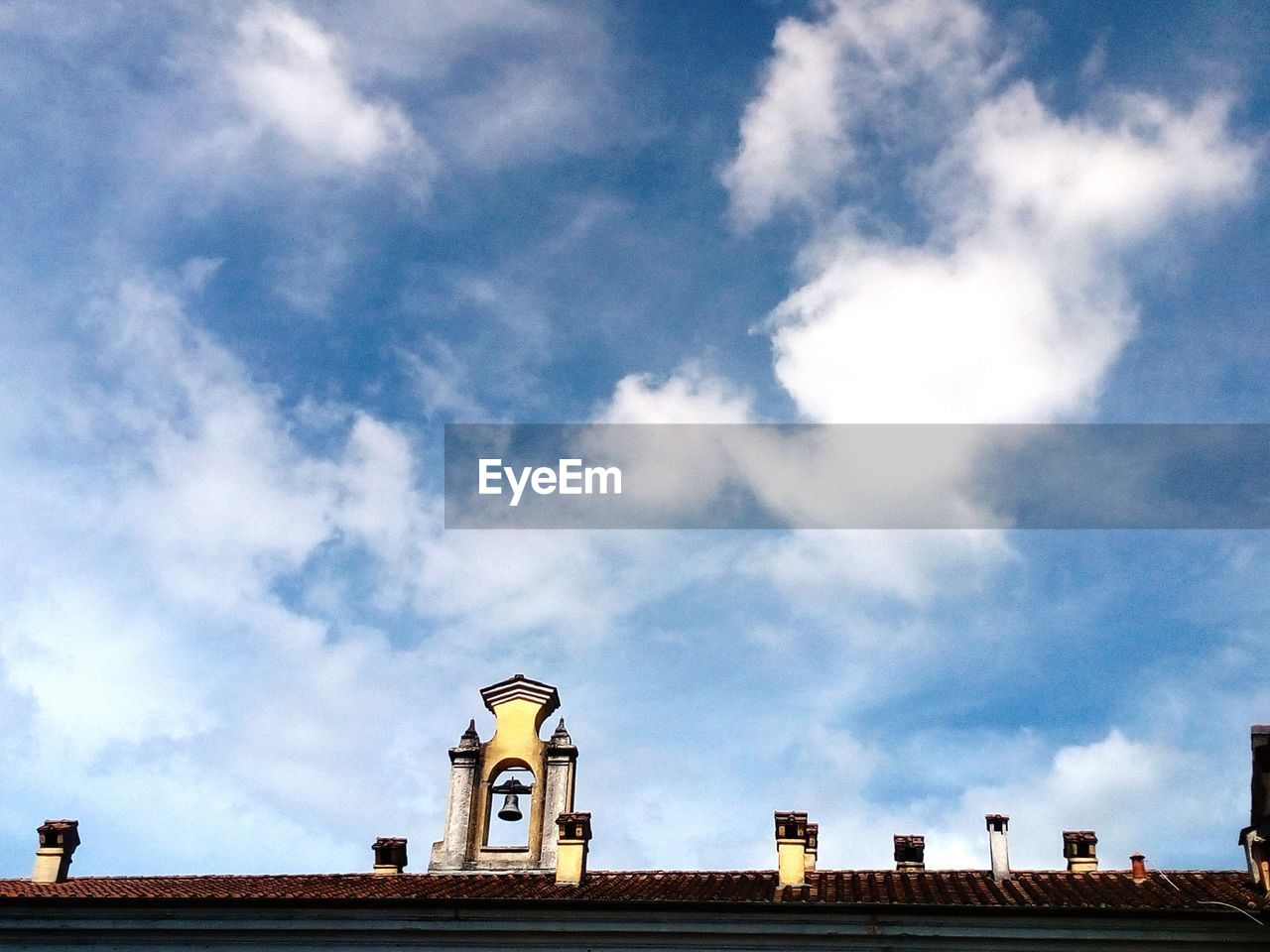 LOW ANGLE VIEW OF CLOCK TOWER AGAINST SKY IN CITY