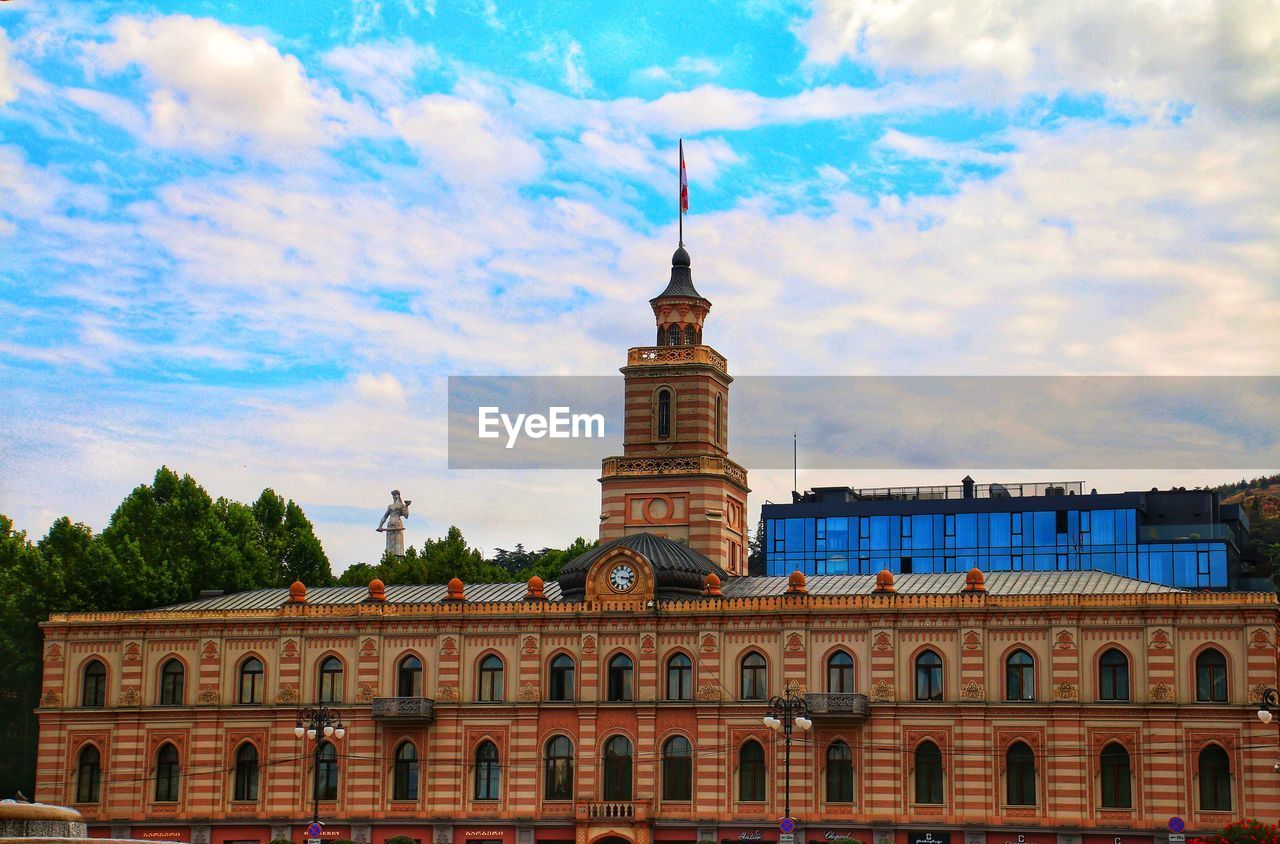 LOW ANGLE VIEW OF BUILDING AGAINST SKY