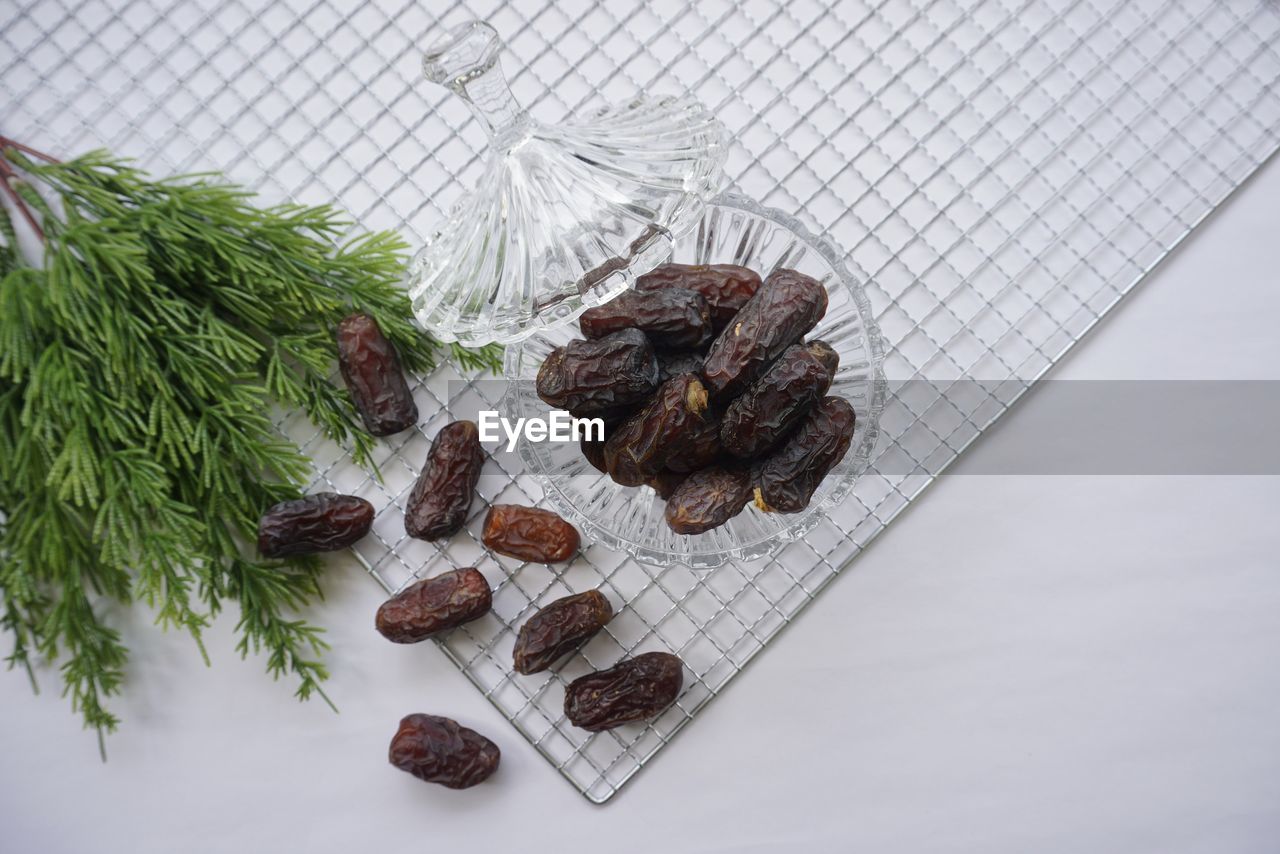 HIGH ANGLE VIEW OF BREAD IN PLATE ON TABLE