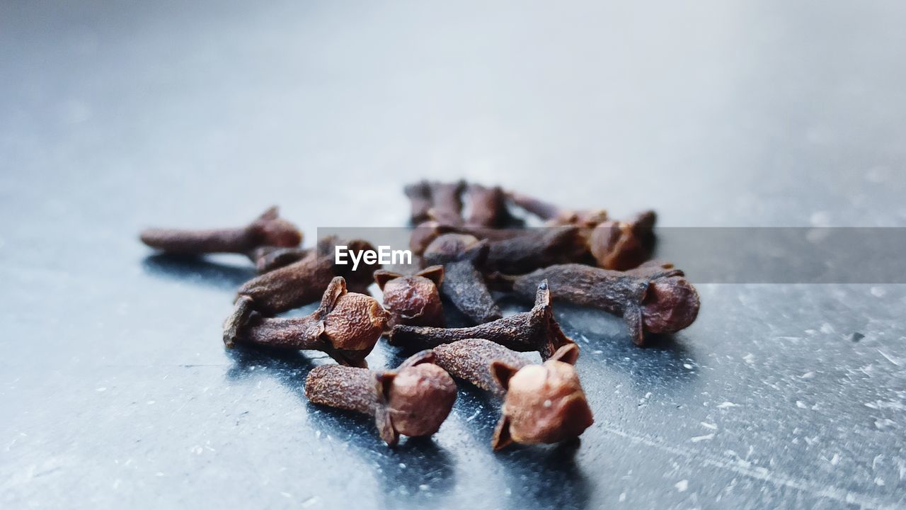 CLOSE-UP OF ROASTED COFFEE BEANS ON TABLE