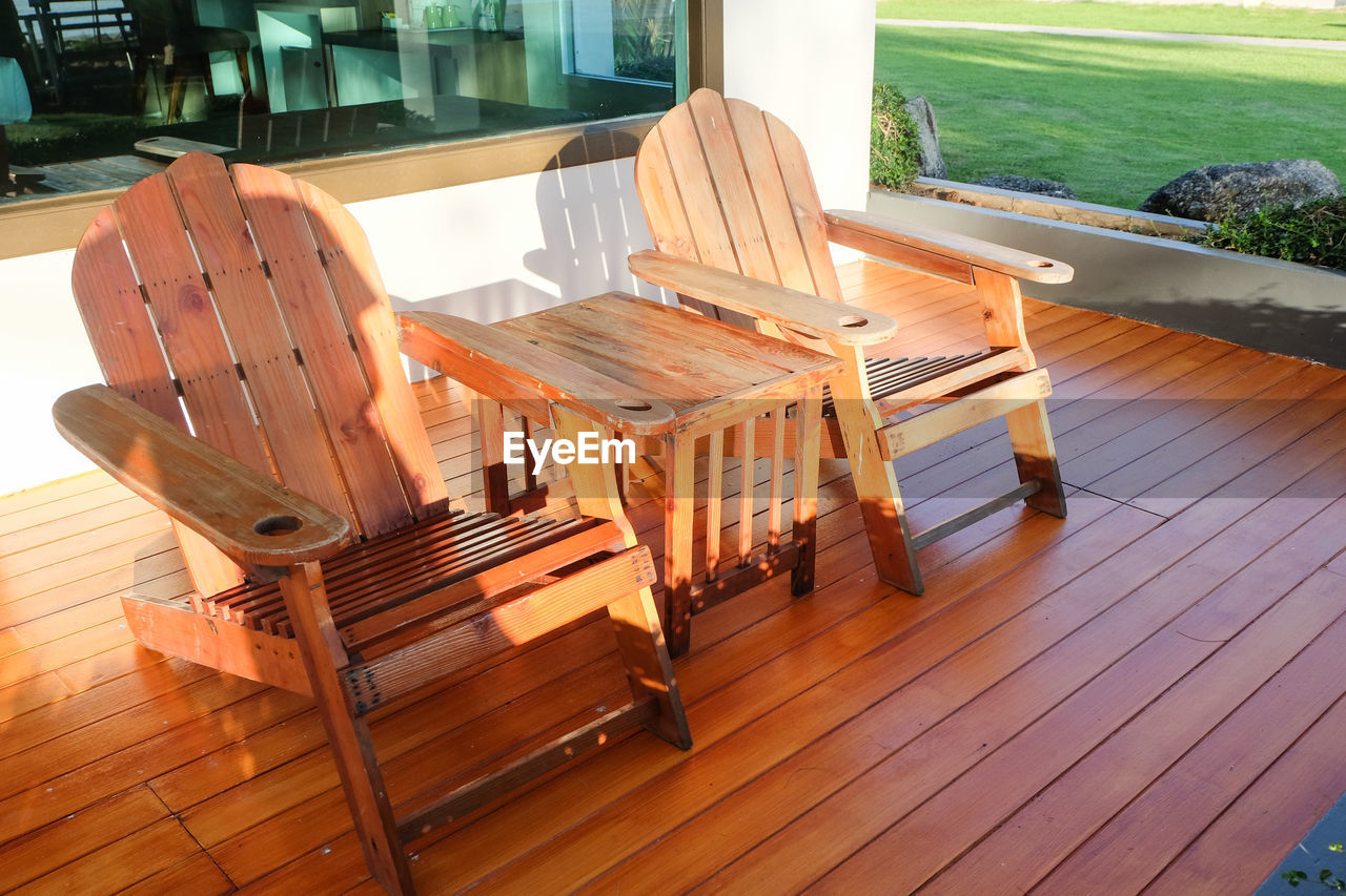 HIGH ANGLE VIEW OF CHAIRS AND TABLE AT HOME