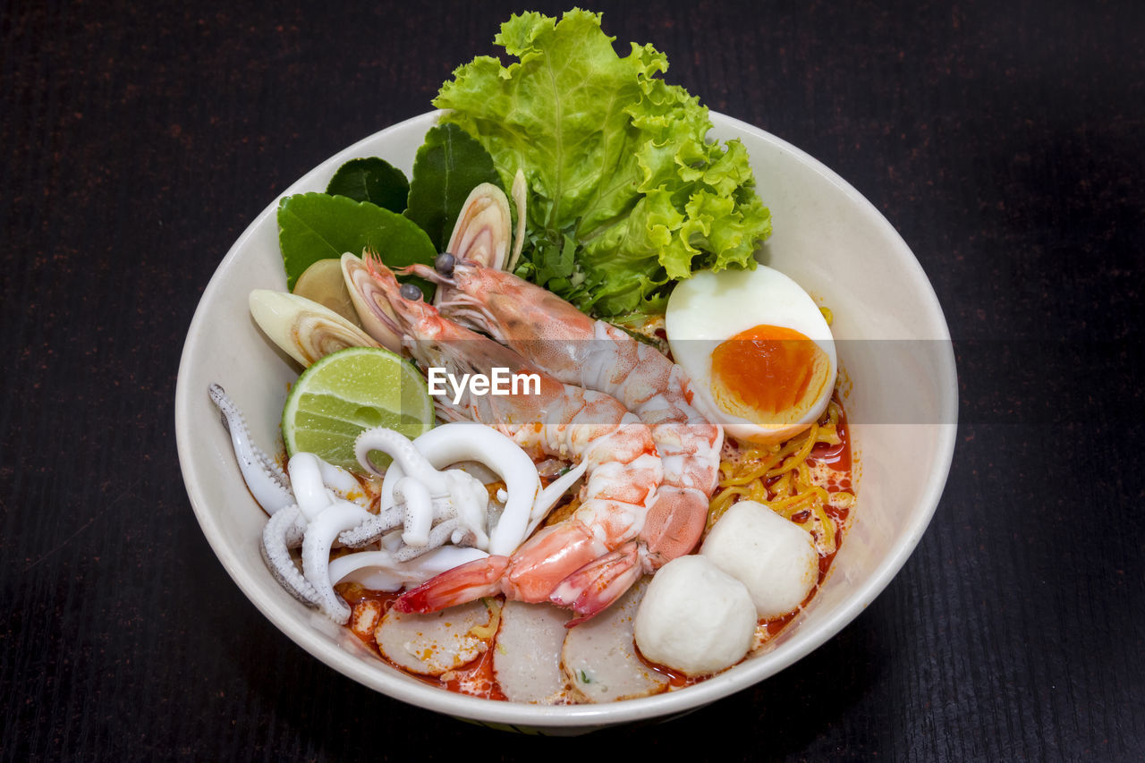 CLOSE-UP OF FOOD IN PLATE ON TABLE