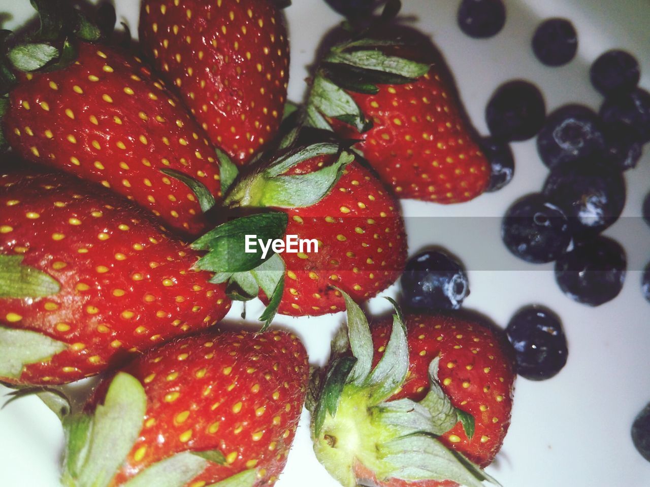 HIGH ANGLE VIEW OF STRAWBERRIES ON PLATE
