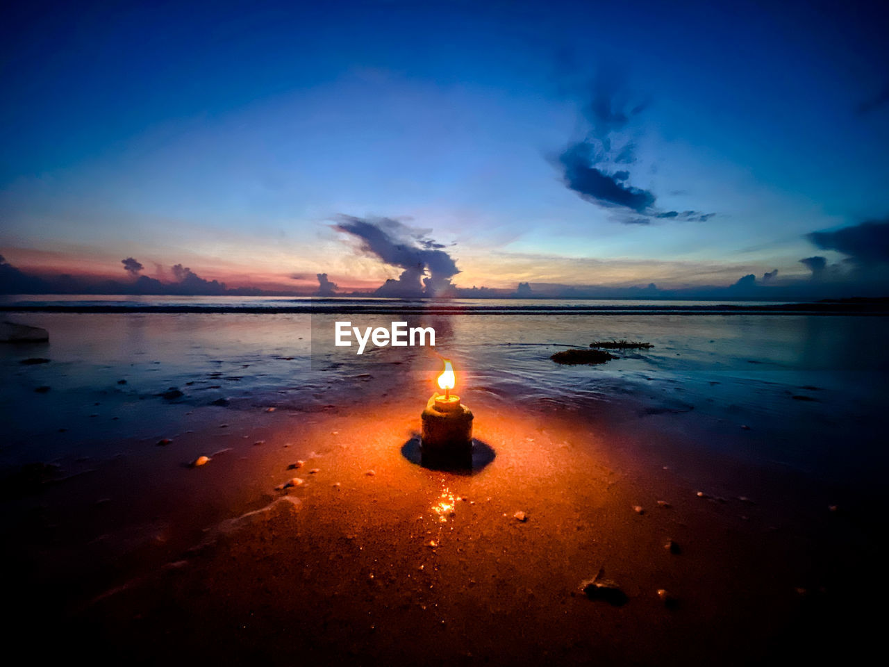 SCENIC VIEW OF SEA AGAINST SKY AT SUNSET