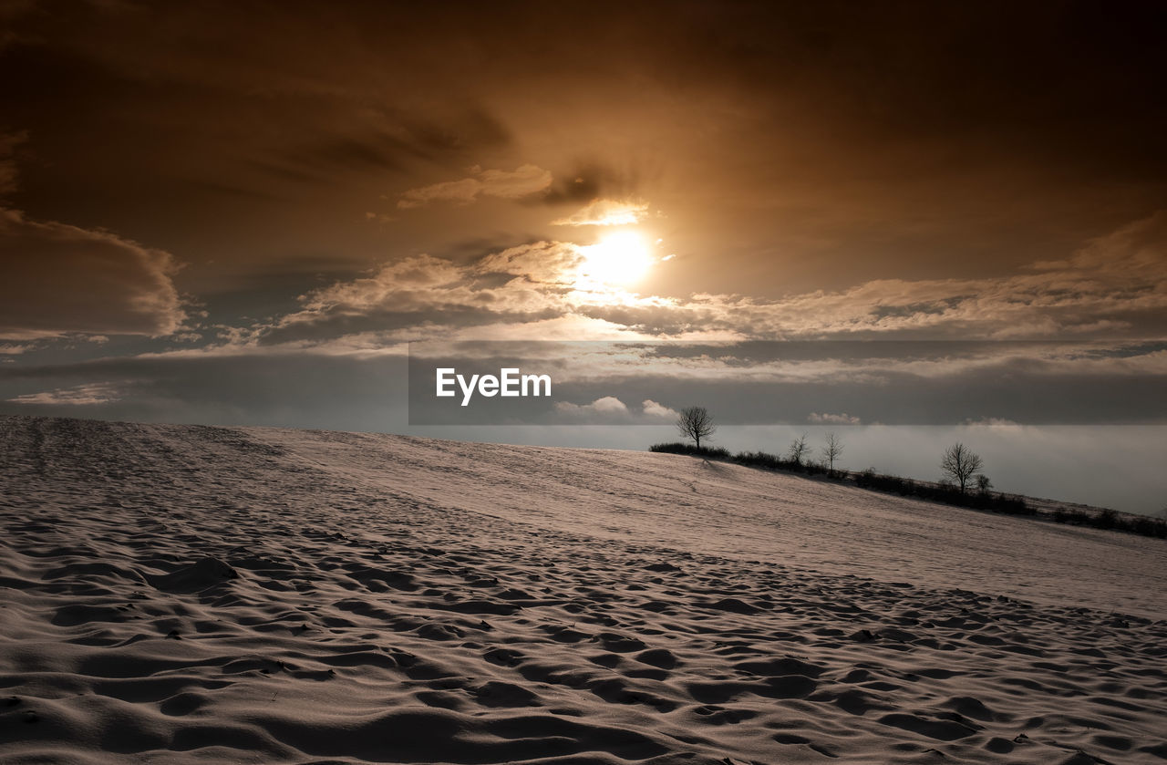 SCENIC VIEW OF SEA AGAINST SKY AT SUNSET