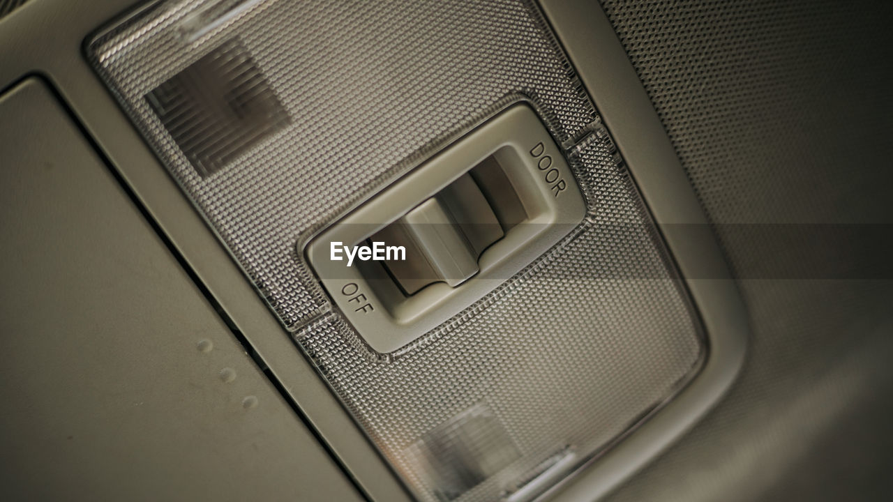 CLOSE-UP OF LAPTOP KEYBOARD