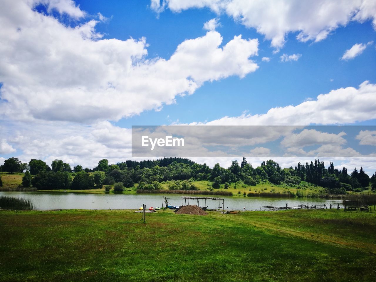 SCENIC VIEW OF LAKE AND TREES AGAINST SKY