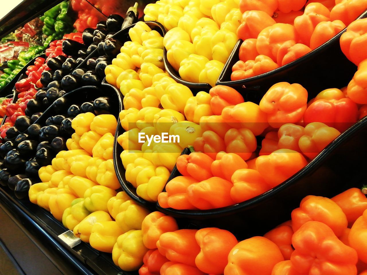 HIGH ANGLE VIEW OF ORANGES IN MARKET