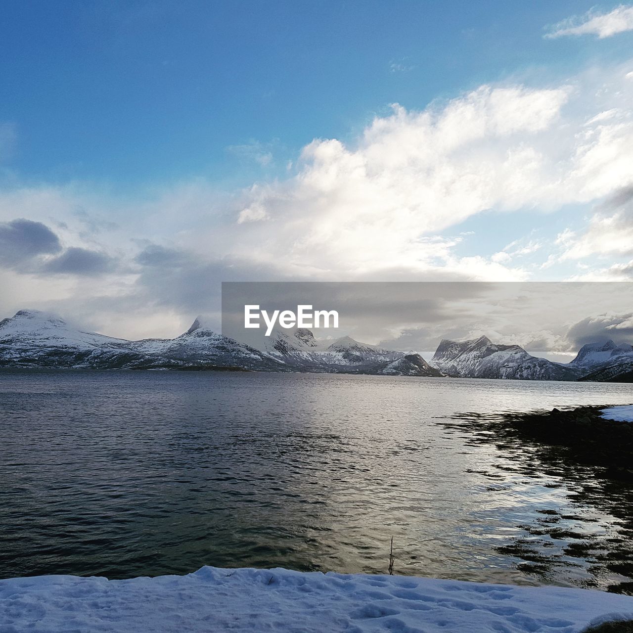 SCENIC VIEW OF LAKE BY SNOWCAPPED MOUNTAIN AGAINST SKY