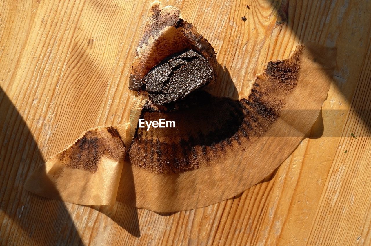 HIGH ANGLE VIEW OF CHOCOLATE ON CUTTING BOARD