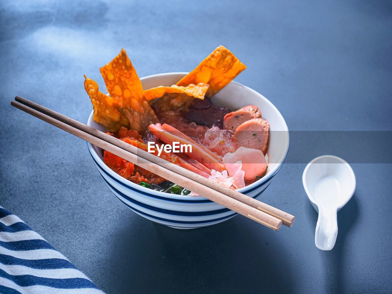 HIGH ANGLE VIEW OF FOOD ON TABLE