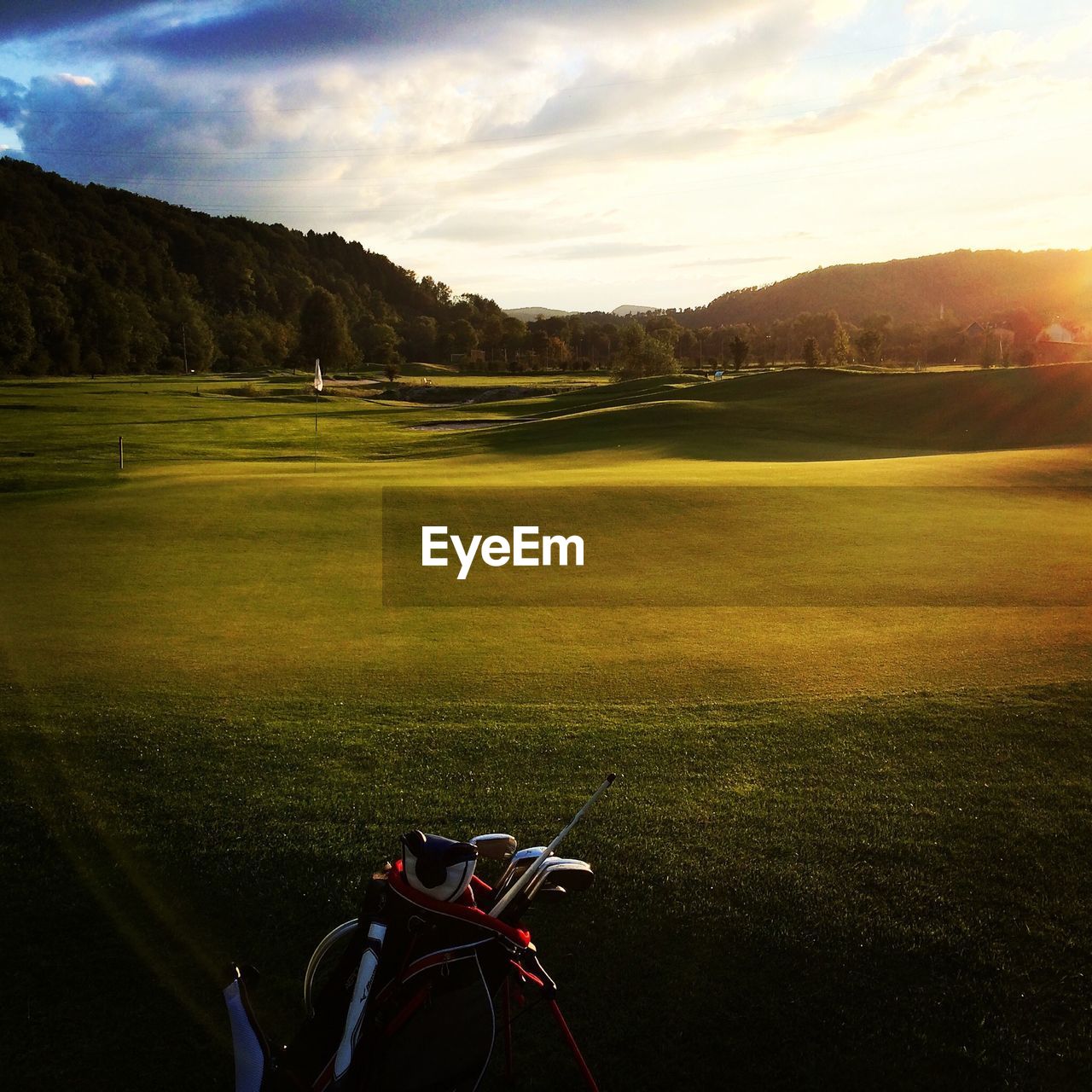 HIGH ANGLE VIEW OF GOLF COURSE ON FIELD