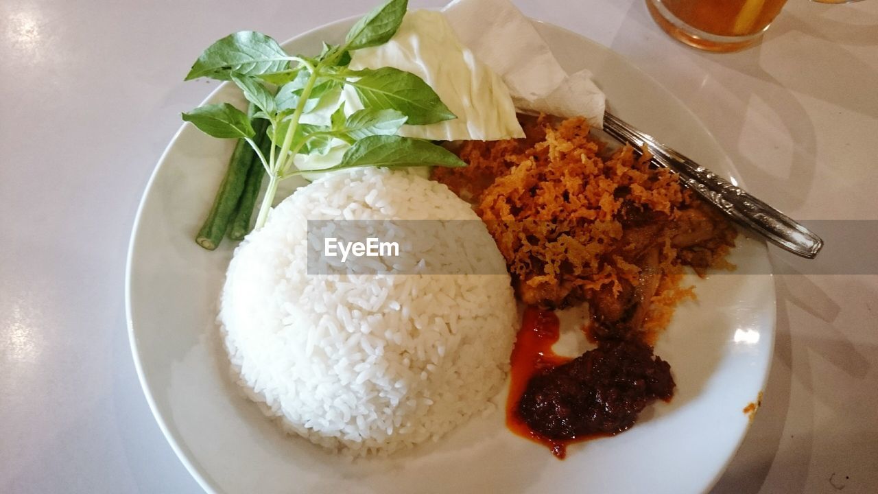 HIGH ANGLE VIEW OF FOOD ON PLATE