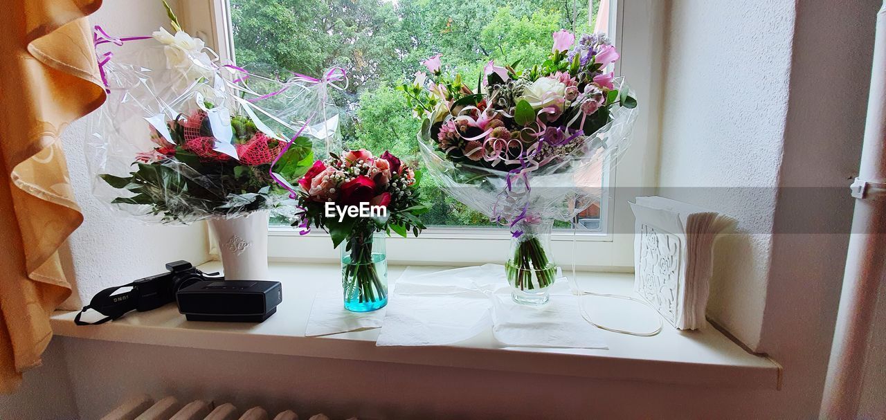 FLOWER VASE ON TABLE AT HOME