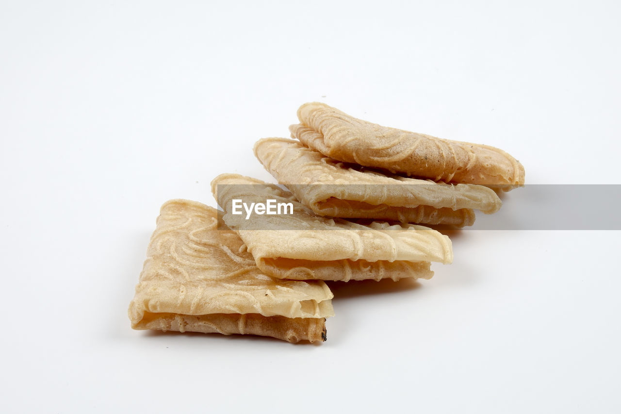 HIGH ANGLE VIEW OF BREAD IN CONTAINER AGAINST WHITE BACKGROUND