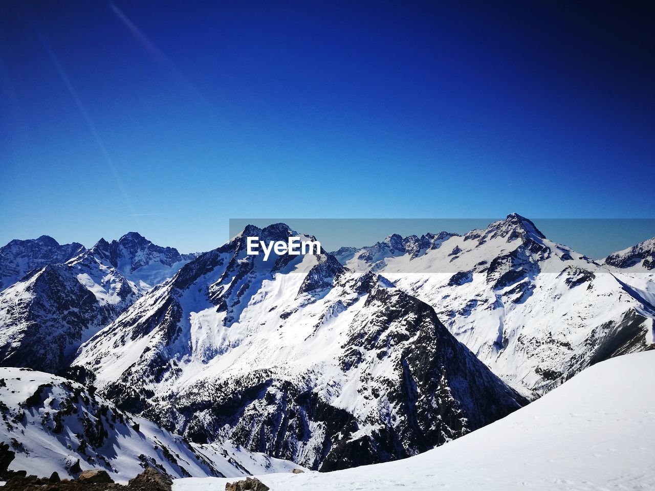 SCENIC VIEW OF MOUNTAINS AGAINST CLEAR BLUE SKY