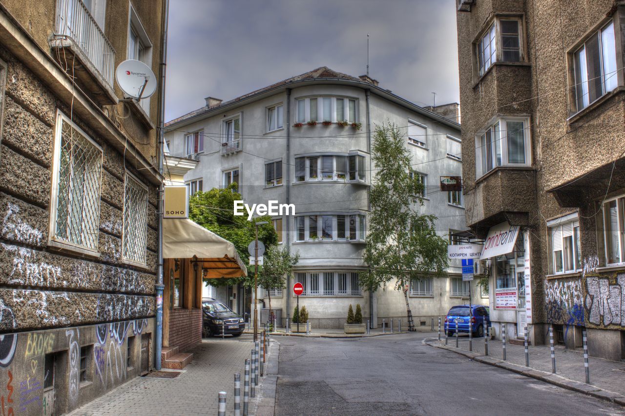 NARROW ALLEY IN CITY