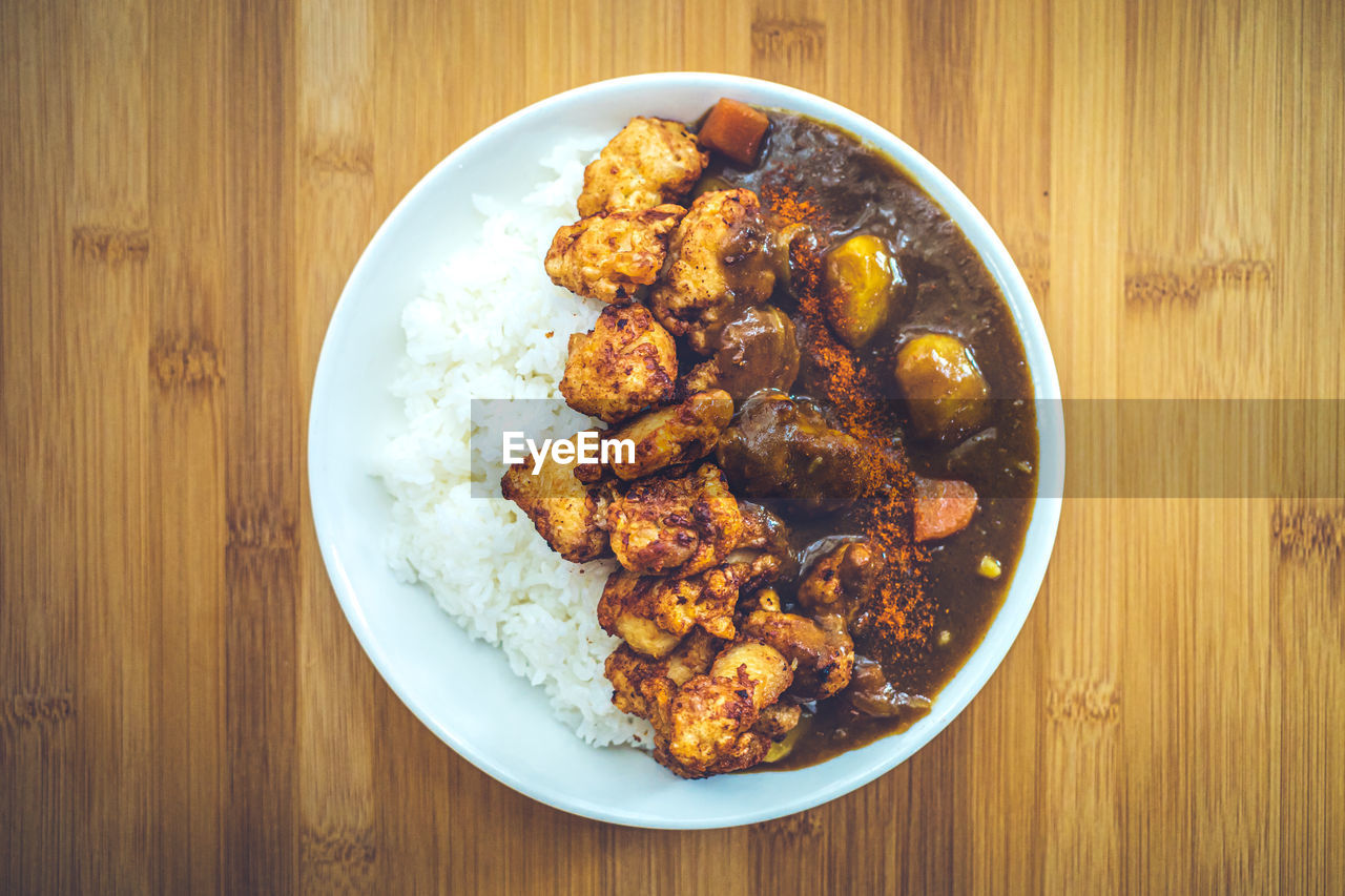 HIGH ANGLE VIEW OF FOOD ON TABLE