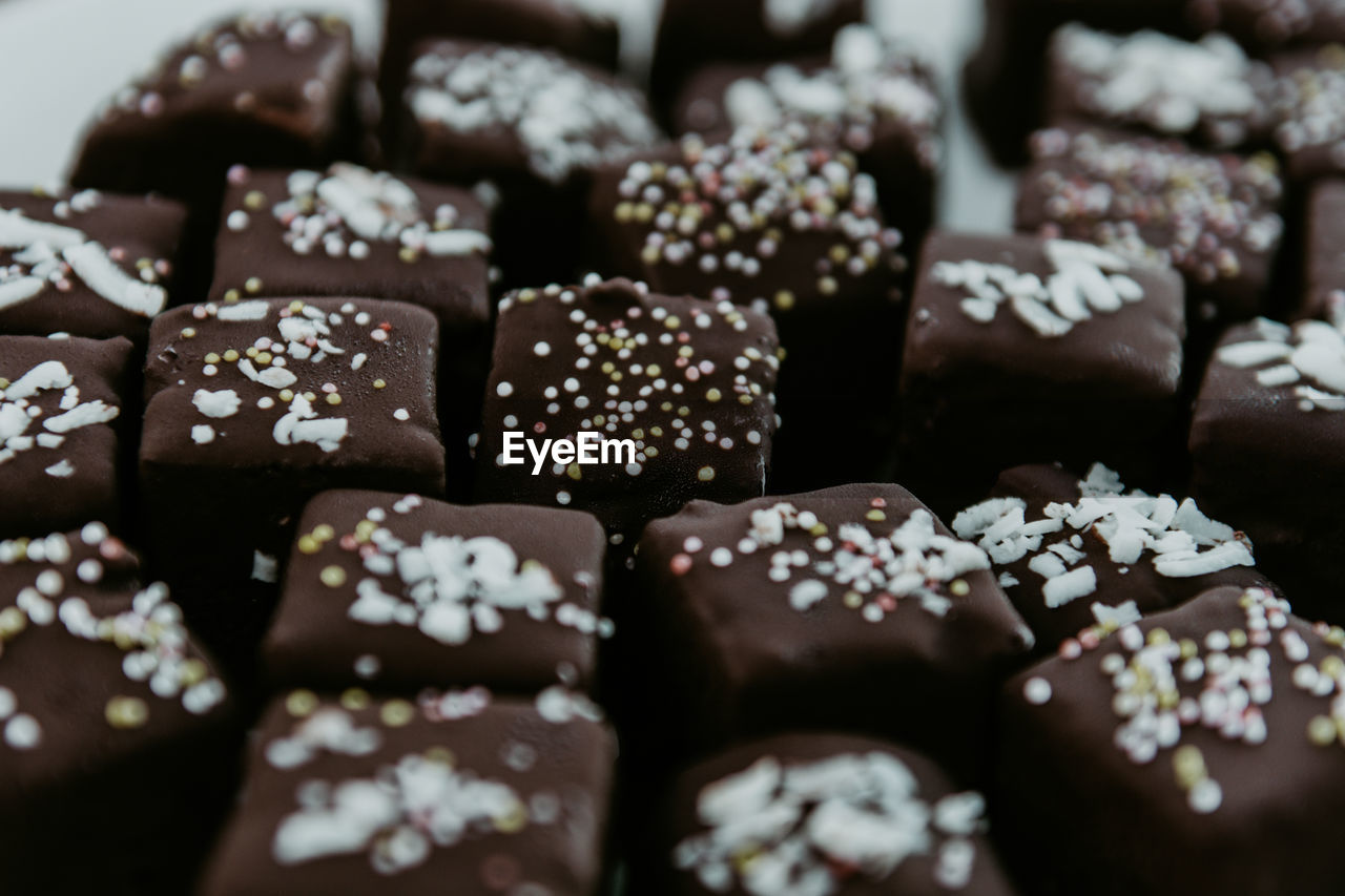 CLOSE-UP OF CHOCOLATE CAKE IN TRAY