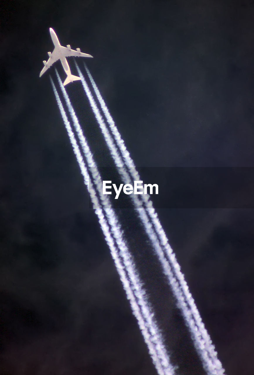 LOW ANGLE VIEW OF AIRPLANE FLYING AGAINST SKY