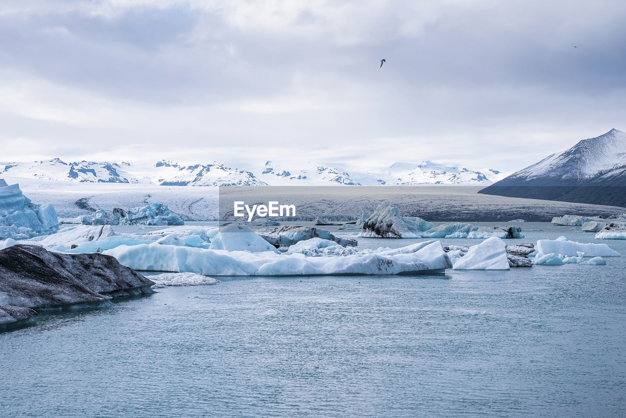 Idyllic view of beautiful icebergs floating in jokulsarlon glacier lagoon
