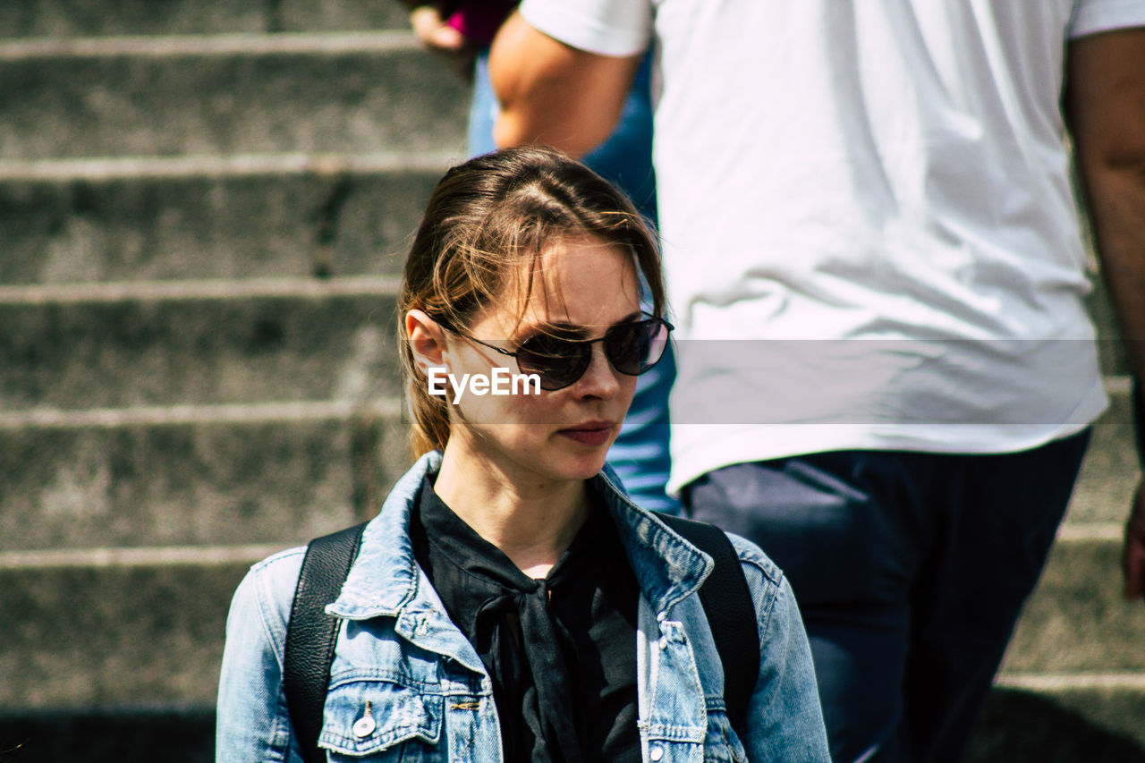 MIDSECTION OF MAN WEARING SUNGLASSES