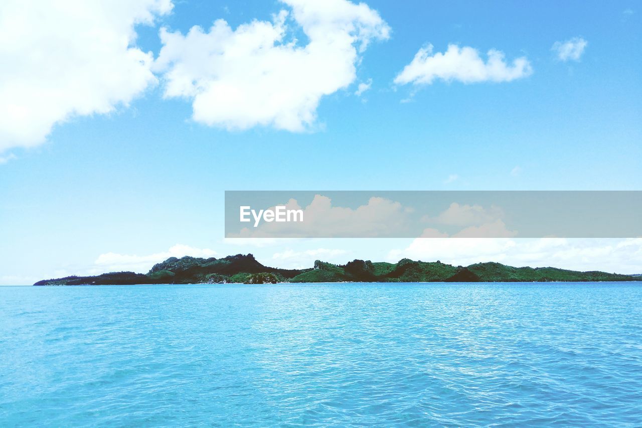 SCENIC VIEW OF SEA AND MOUNTAINS AGAINST SKY