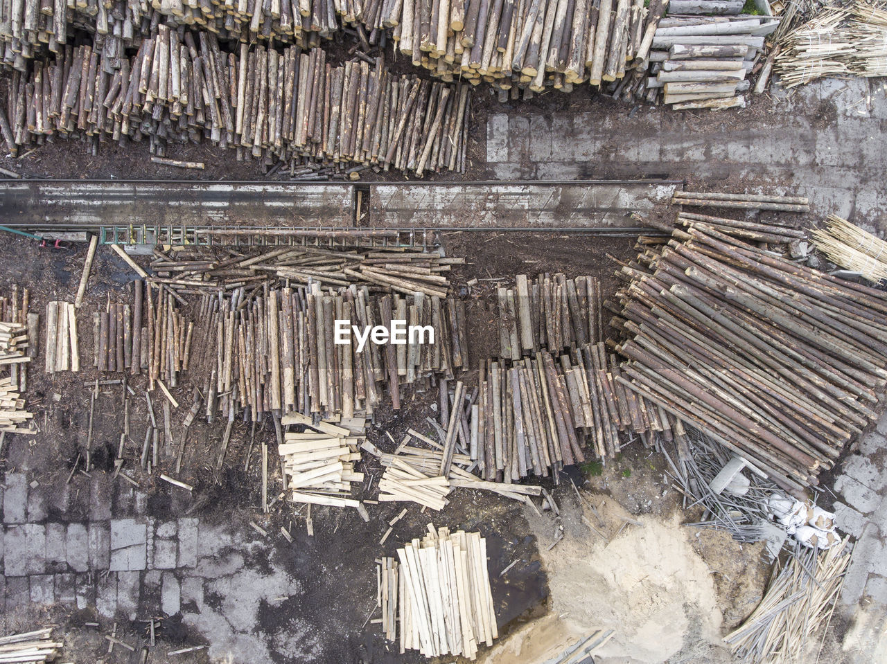 HIGH ANGLE VIEW OF WEATHERED WOOD IN METAL