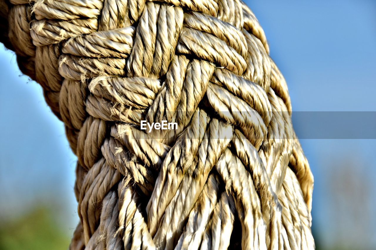 CLOSE-UP OF ROPE TIED UP ON WOODEN POST