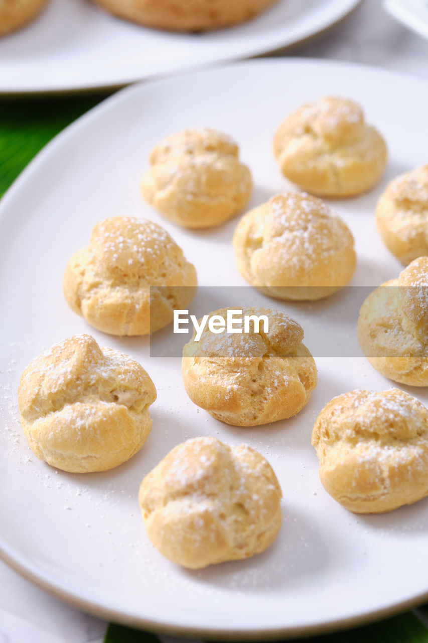 CLOSE-UP OF COOKIES IN PLATE ON TABLE