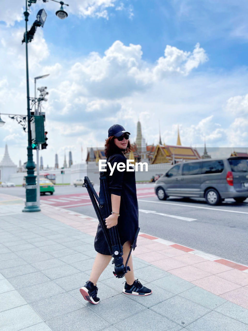 FULL LENGTH SIDE VIEW OF MAN STANDING IN CITY