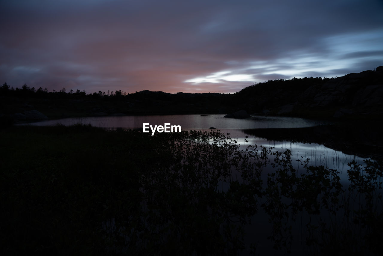 SCENIC VIEW OF LAKE AGAINST SUNSET SKY