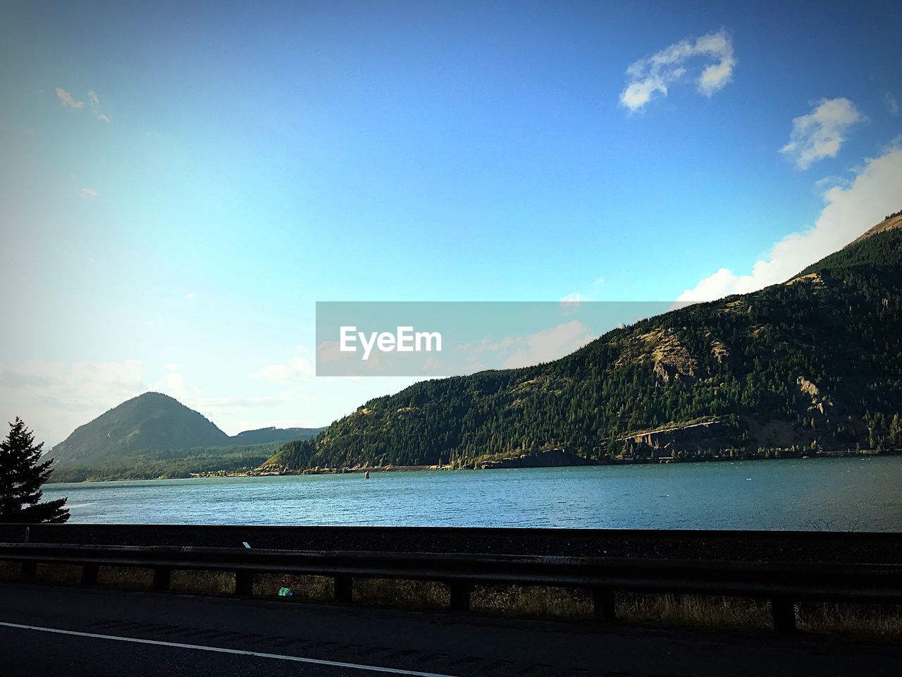 SCENIC VIEW OF SEA AGAINST MOUNTAINS