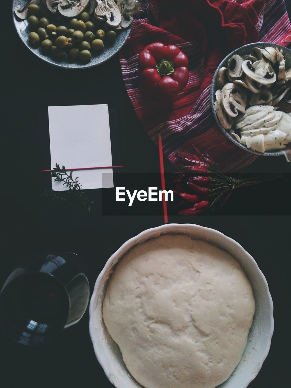 DIRECTLY ABOVE SHOT OF CAKE ON TABLE