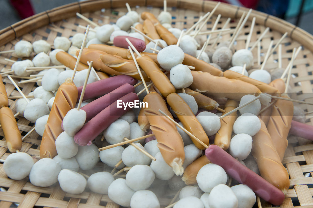 HIGH ANGLE VIEW OF VEGETABLES IN BASKET