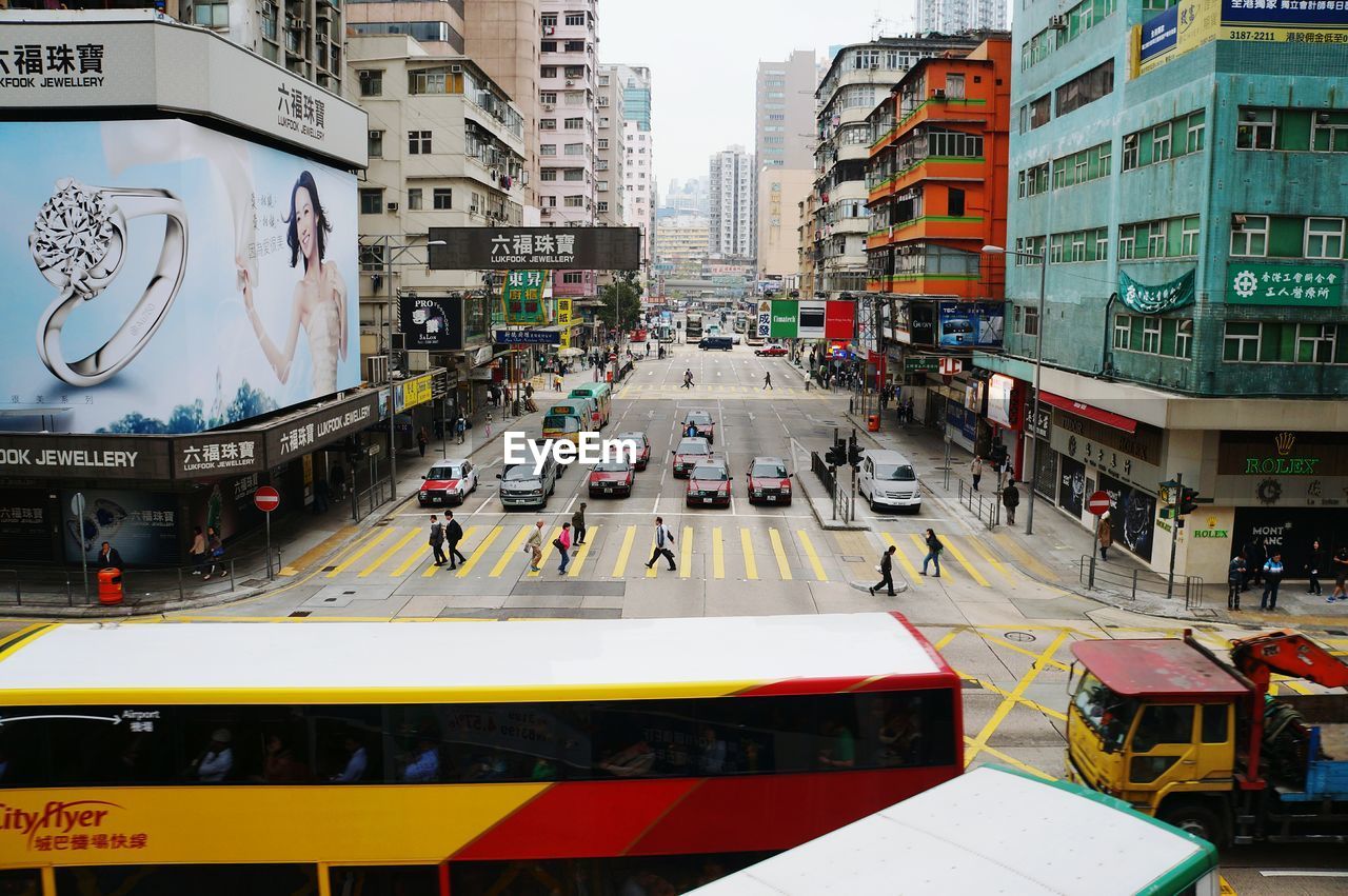 HIGH ANGLE VIEW OF TRAFFIC ON ROAD