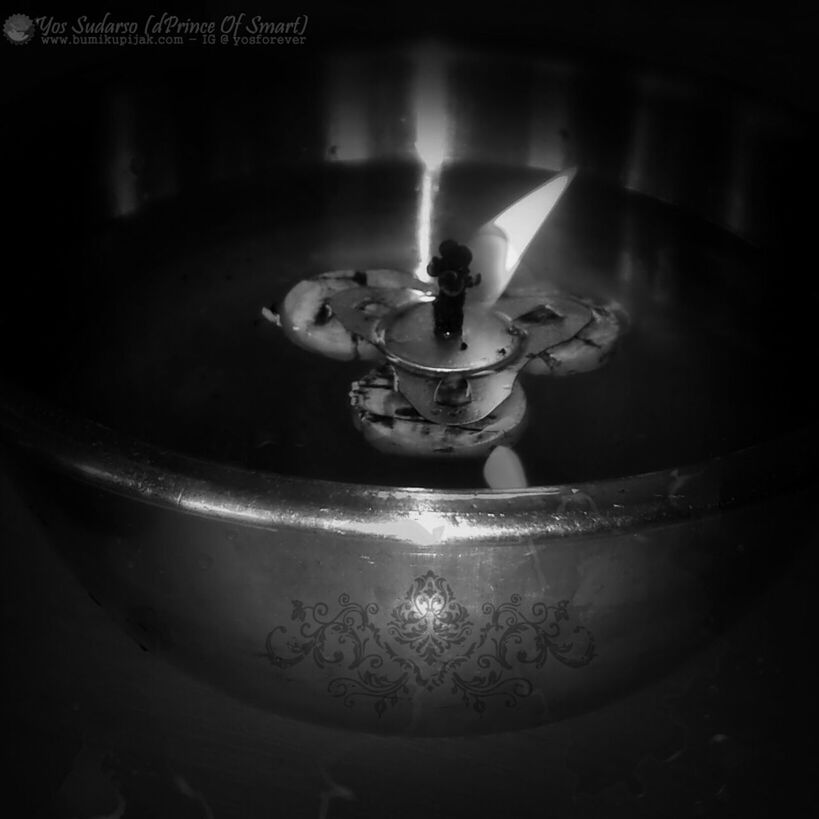 darkness, black, black and white, indoors, monochrome photography, light, monochrome, household equipment, no people, close-up, high angle view, metal, domestic room, still life photography, burning