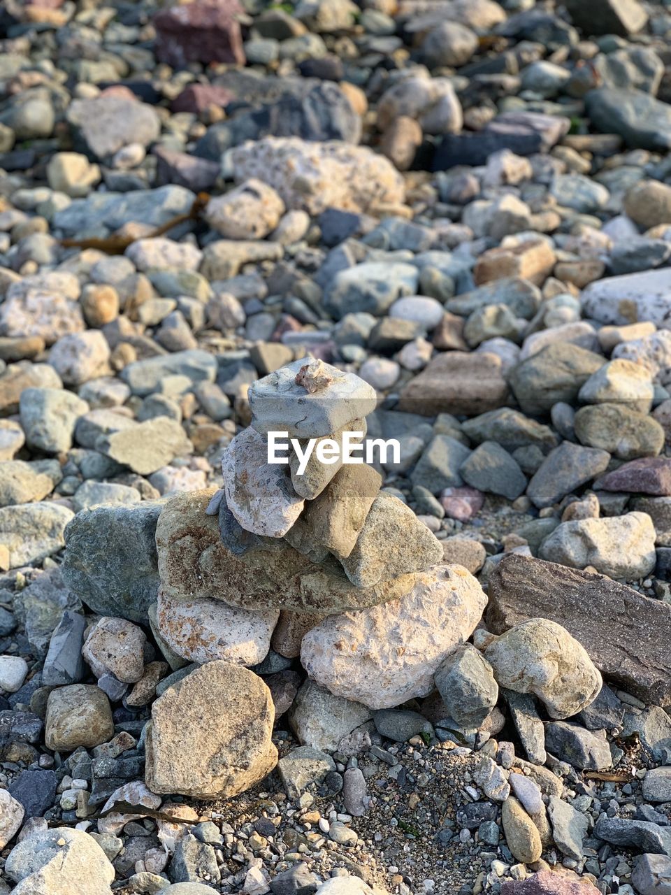 HIGH ANGLE VIEW OF STONES ON BEACH