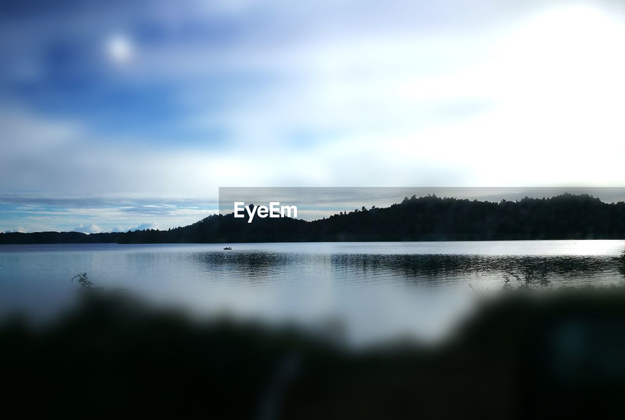 IDYLLIC VIEW OF LAKE AGAINST SKY