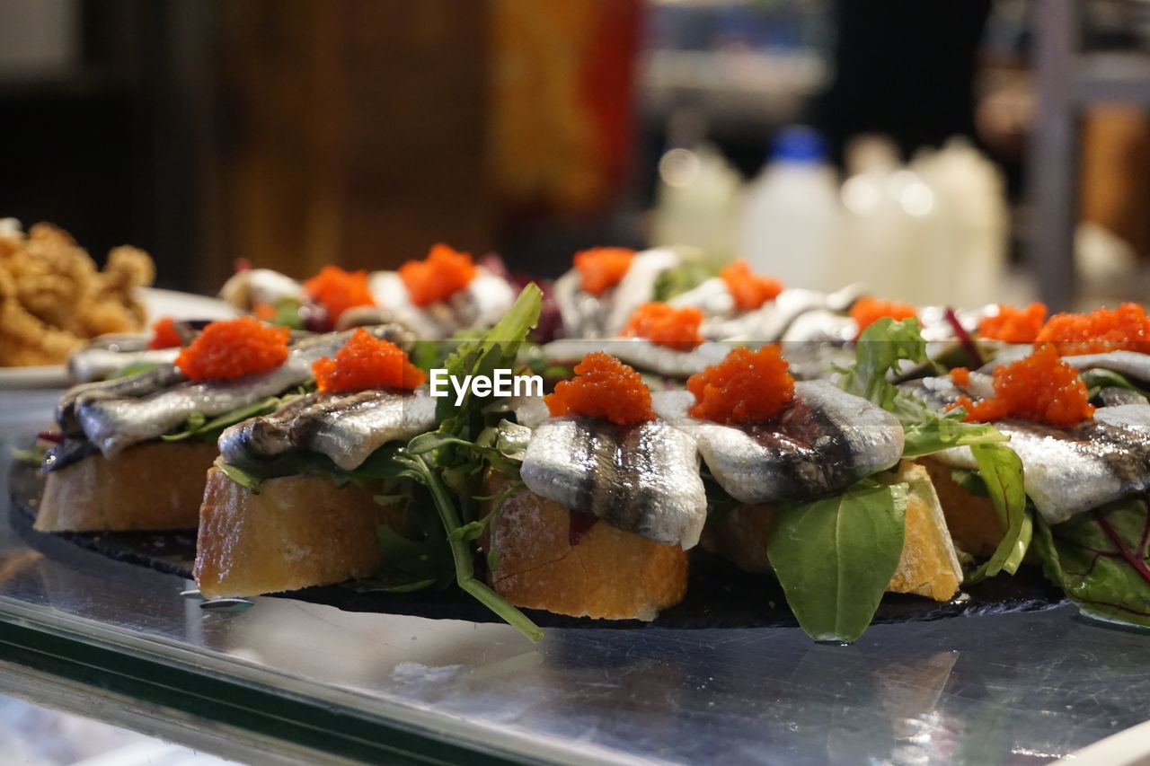 CLOSE-UP OF SUSHI ON PLATE